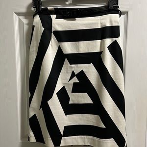 💥5 for $25💥 Worthington Black and Cream Geometrical Skirt w/ Belt (10)